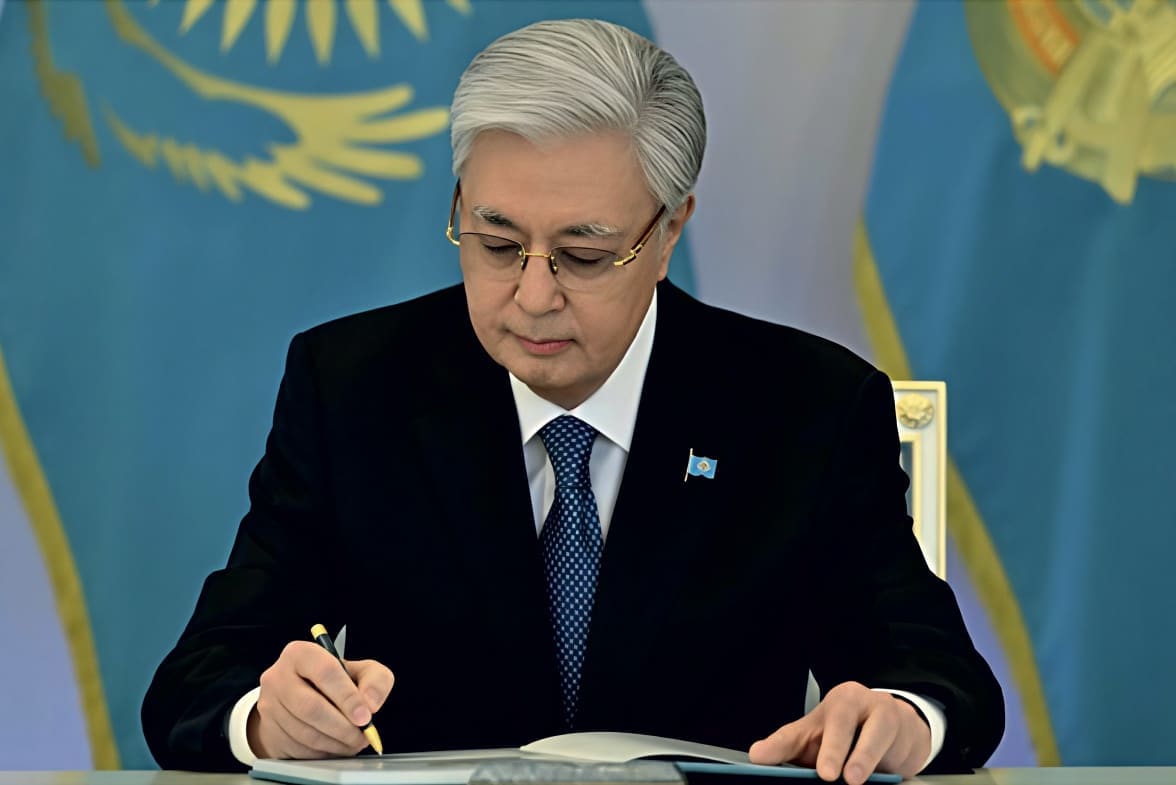 Президент Республики Казахстан подписывает Конституционный закон «О специальном правовом режиме города Алатау»